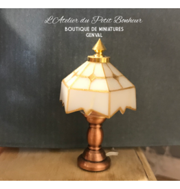 Lampe Tiffany blanche sur table