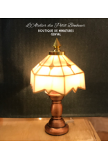 Lampe Tiffany blanche sur table