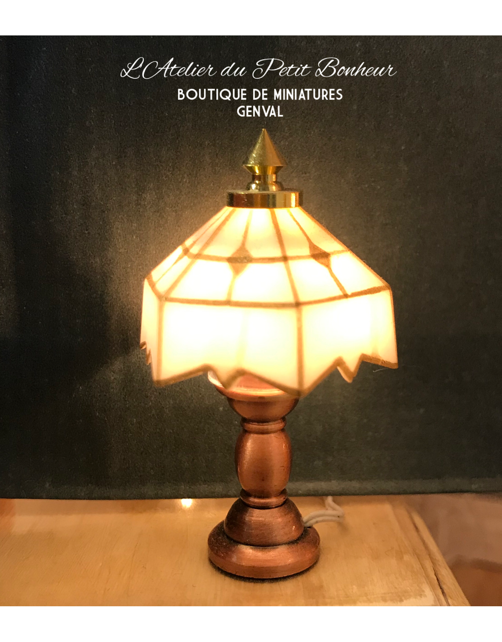 Lampe Tiffany blanche sur table