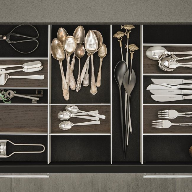 SieMatic Bestekinzet aluminium met Flock2Block. Passend in keukens vanaf 2014.  let op: Breedtemaat is kastbreedte, dus  buitenmaat van de kast