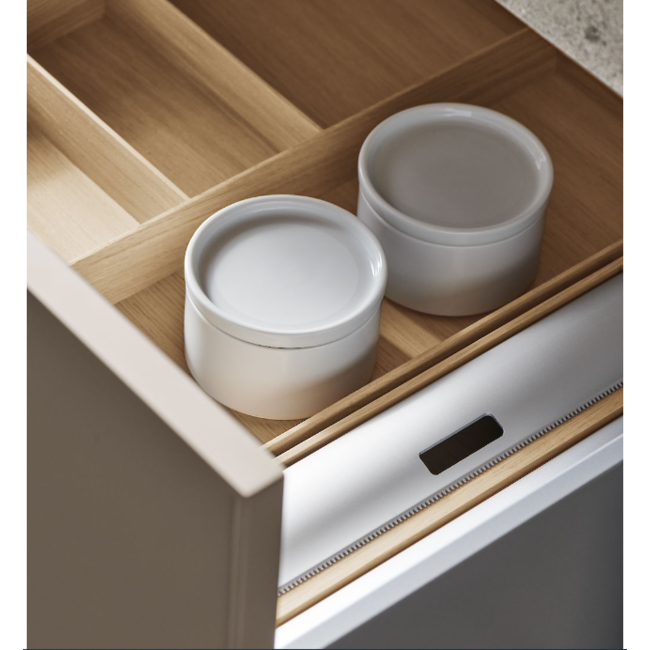 SieMatic Bestekinzetten in  hout, kleur blank eiken . Passend in keukens vanaf 2014.   let op: Breedtemaat is kastbreedte, dus  buitenmaat van de kast