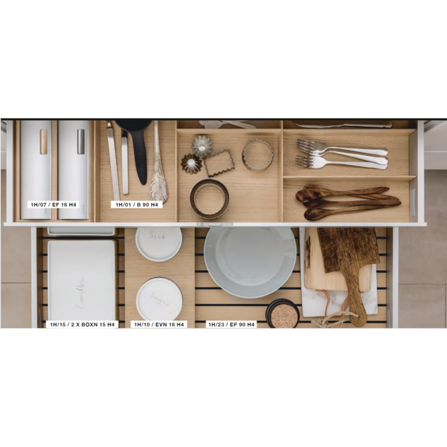 SieMatic Bestekinzetten in  hout, kleur blank eiken . Passend in keukens vanaf 2014.   let op: Breedtemaat is kastbreedte, dus  buitenmaat van de kast