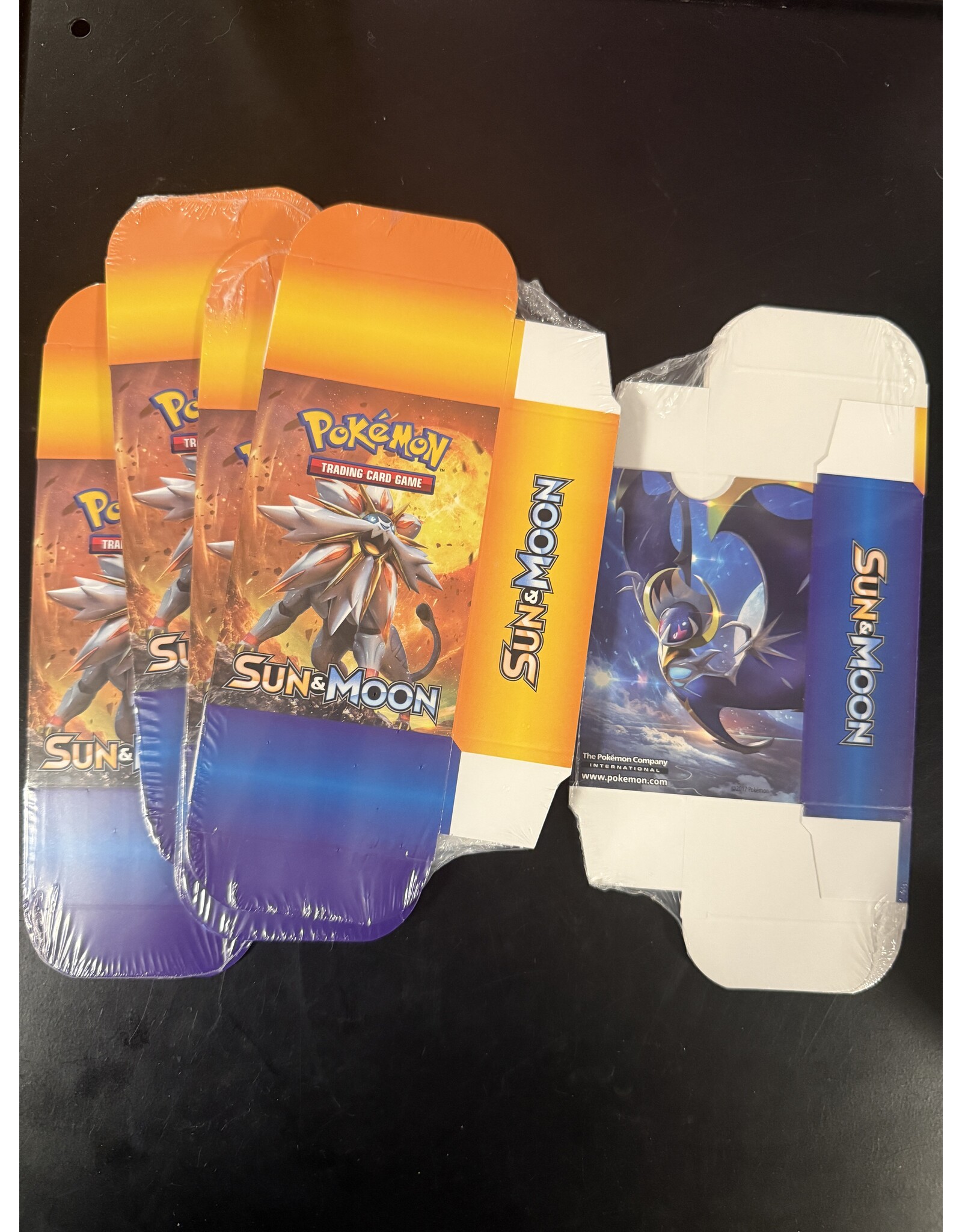 Sun & Moon Base sealed deckbox Lunala Solgaleo