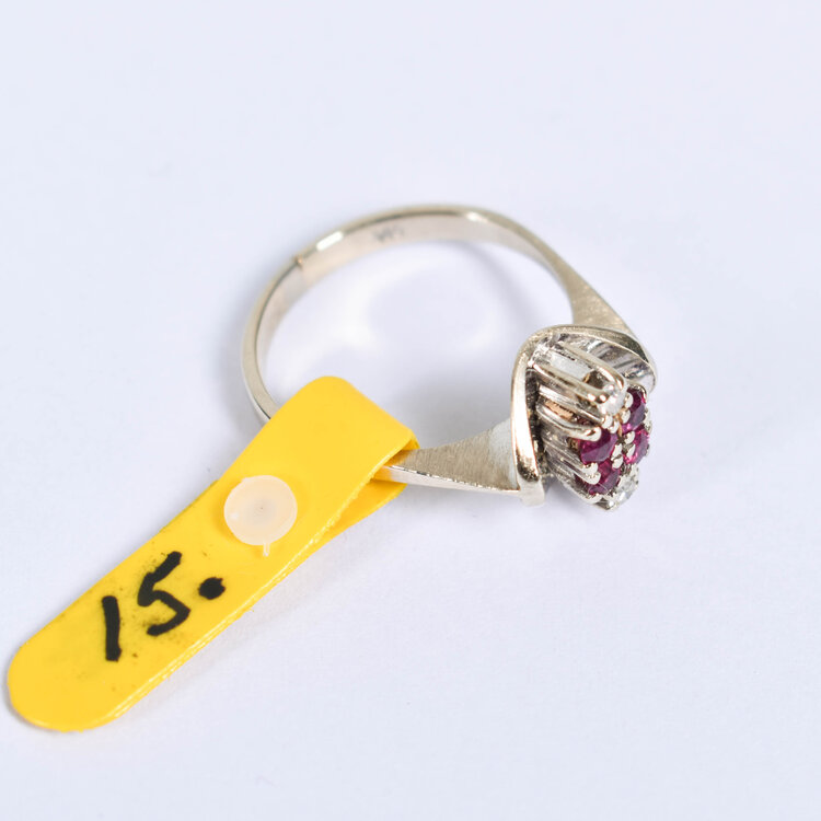 Ring Een 14 karaats witgouden ring met vier robijntjes en twee achtkant geslepen diamantjes, samen 0.06 ct.
