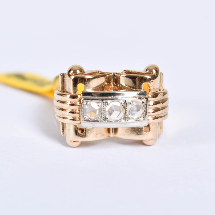 Ring Een 18 karaats geel- en witgouden ring met drie roosdiamantjes, samen circa 0.09 ct.