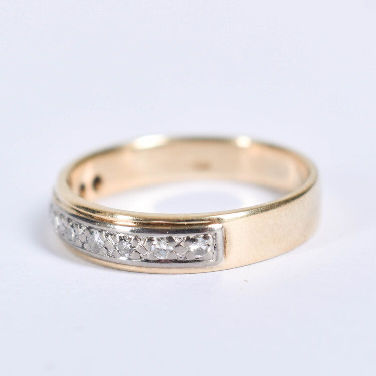 Rijring A 14 carat yellow gold row ring with 10 octagon cut diamonds