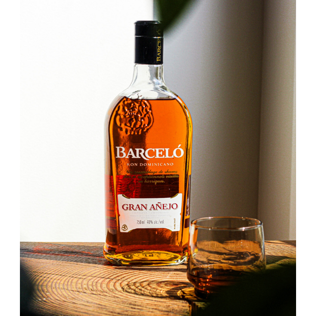 Barcelo Gran Anejo met 2 glazen
