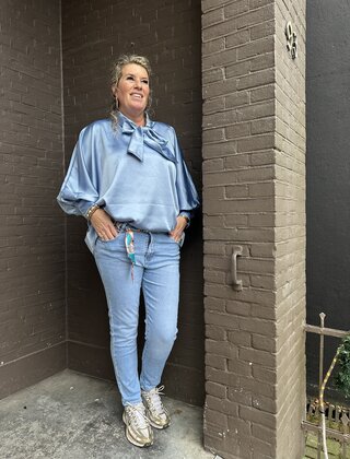 Jeans Mom + Sjaalriem Lichtblauw