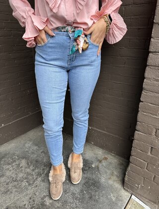 Jeans Mom + Sjaalriem Lichtblauw