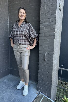 Broek Sascha leatherlook taupe