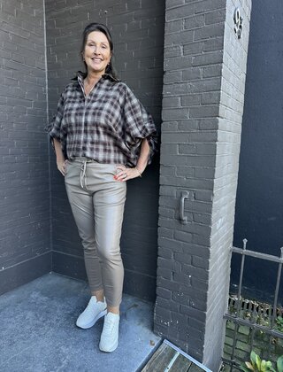 Broek Sascha leatherlook taupe