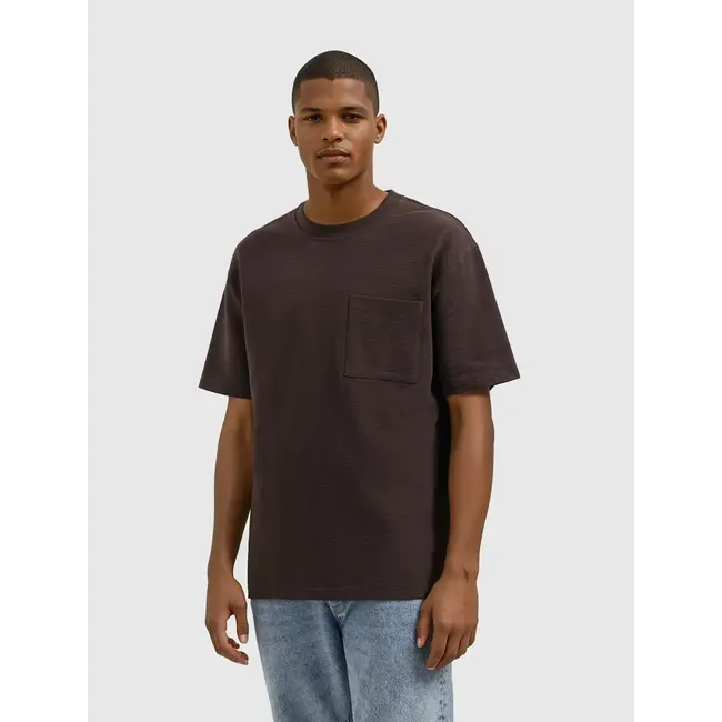 PURE PATH STRUCTURE POCKET T-SHIRT DARK BROWN