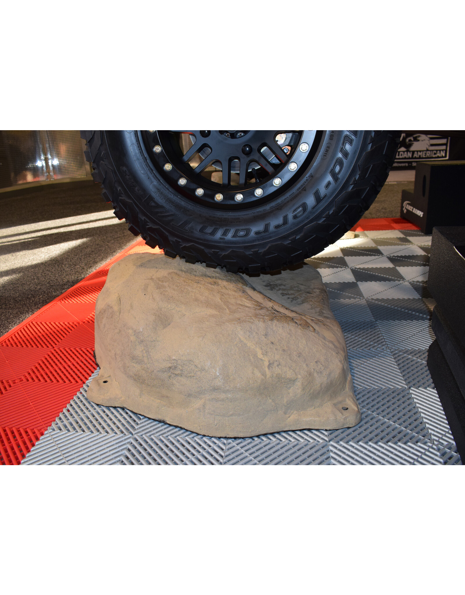 RACE RAMPS DISPLAY ROCK MEDIUM 25 CM