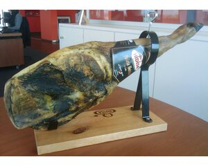 Spaanse  ham en worst Paleta Iberico pata negra