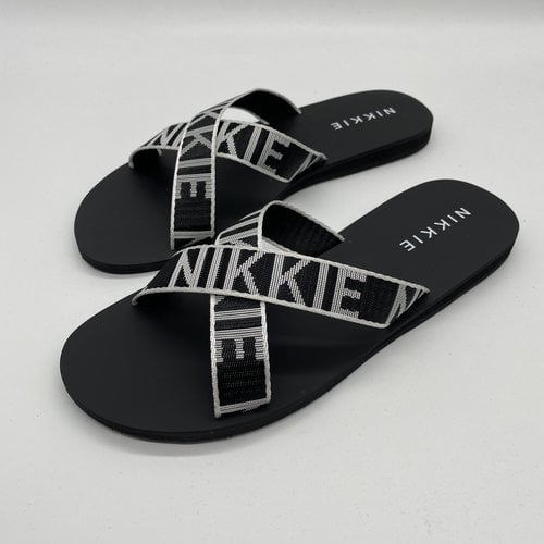 Nikkie Wiona logo Sandals zwart