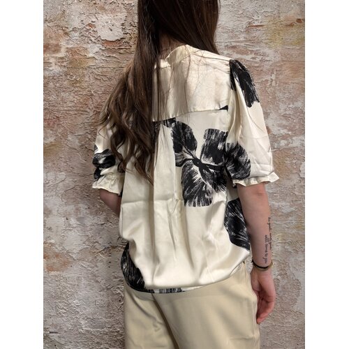 Sisters Point Venny-SS8 Top Cream Flower