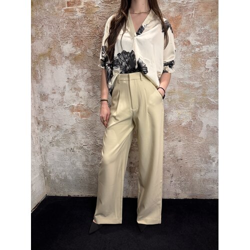 Sisters Point Venny-SS8 Top Cream Flower