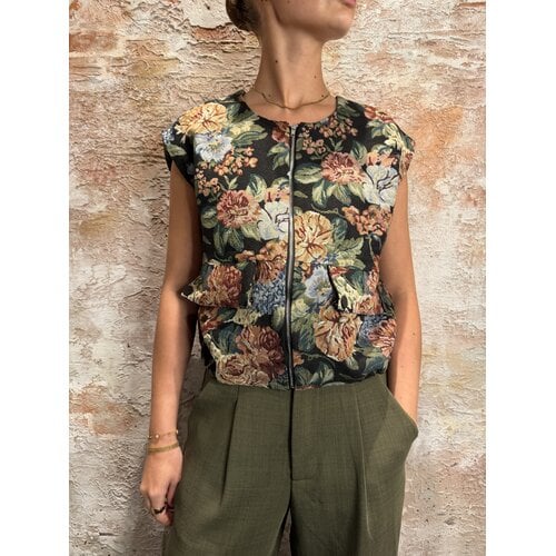 Sisters Point N.Garwin Vest Flower Jacquard Sisters Point N.Garwin Vest Flower Jacquard