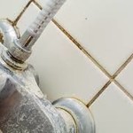 Entkalker auf Säurebasis und/oder Emulsionen mit Scheuerpulver
