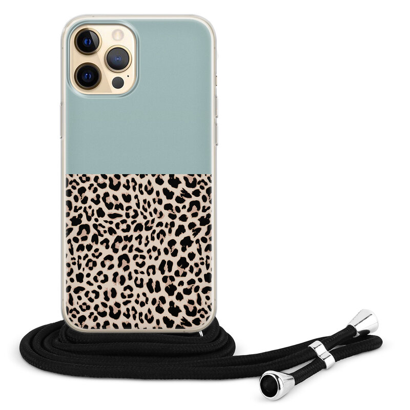 Leuke Telefoonhoesjes iPhone 12 (Pro) hoesje met koord - Luipaard mint