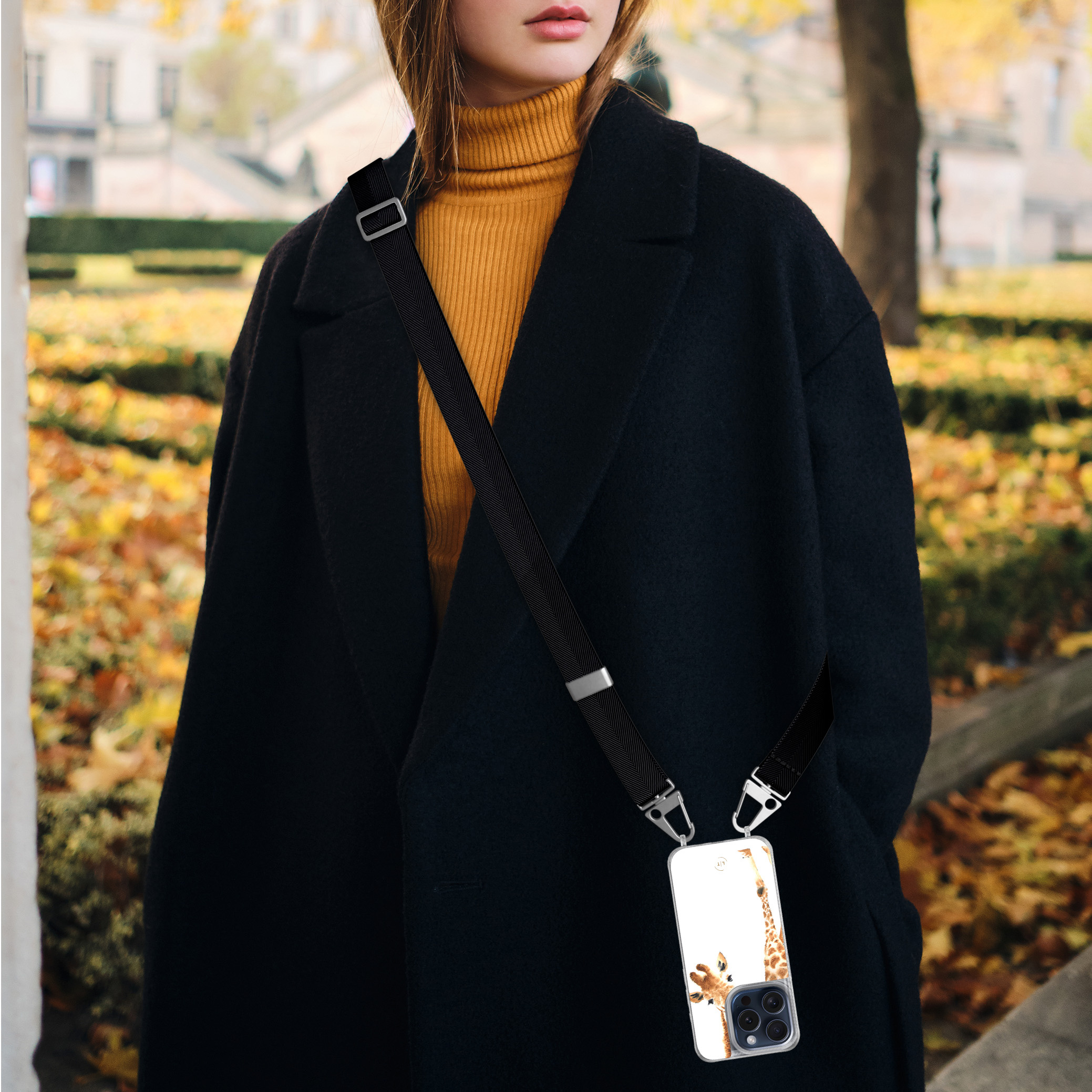 Leuke Telefoonhoesjes iPhone 15 Pro hoesje met zwart koord - Giraffe