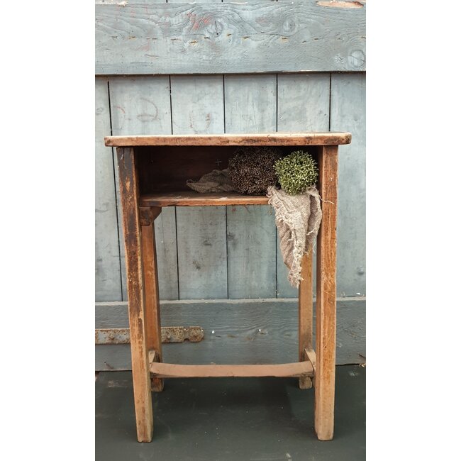 Oud houten schrijverstafeltje - alleen ophalen/wordt niet verzonden - excl. deco