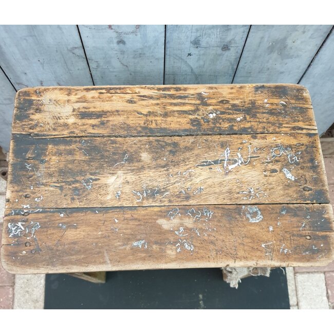 Oud houten schrijverstafeltje - alleen ophalen/wordt niet verzonden - excl. deco