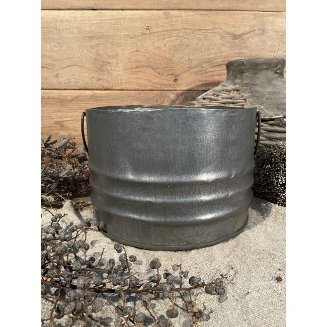 # Iron bucket ears - ca. 30 x 30 x 23,5 cm (kan iets afwijken van foto)