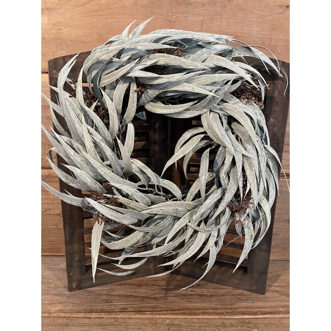 Krans met grijze kunsttakken op salim krans - ca 30 cm