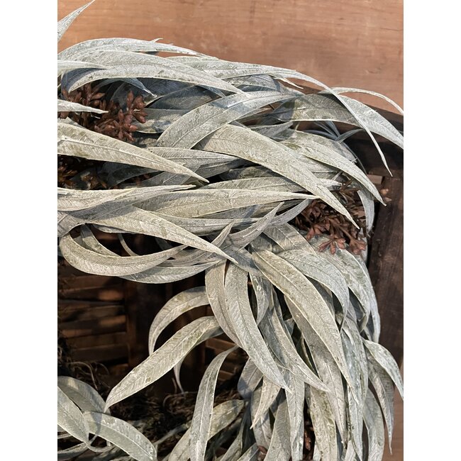 Krans met grijze kunsttakken op salim krans - ca 30 cm