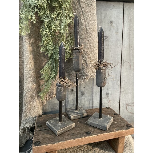 Houten kandelaar op voet -L - 7x7x29cm