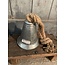 Zinken bel Old -finish - 15,5 x 19 cm met jute