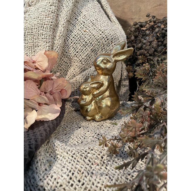 # Gouden haas met kind - 11 x 8 x 12 cm - per stuk