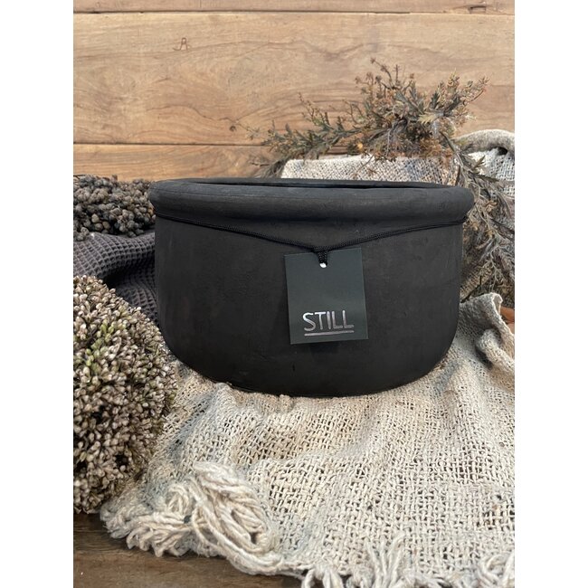 Still 1# 3168 - Zwarte bak - aardewerk  Ca. 34 D x 16 H cm - Black Series