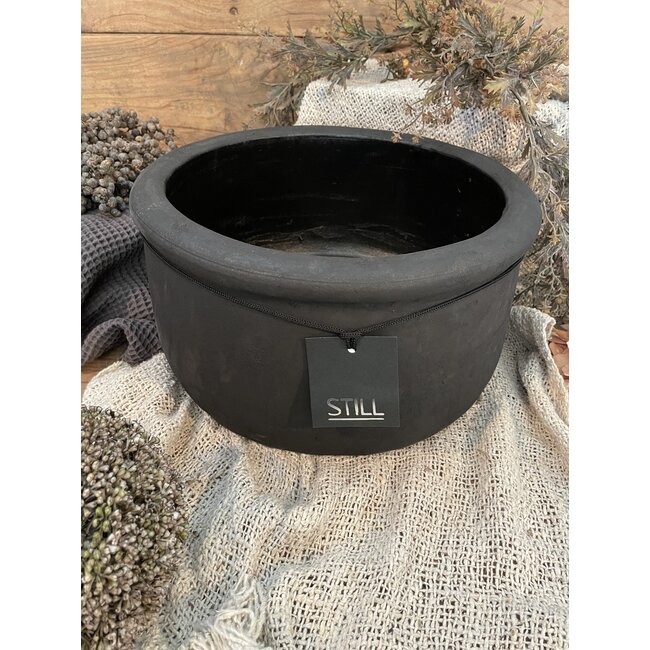 Still 1# 3168 - Zwarte bak - aardewerk  Ca. 34 D x 16 H cm - Black Series