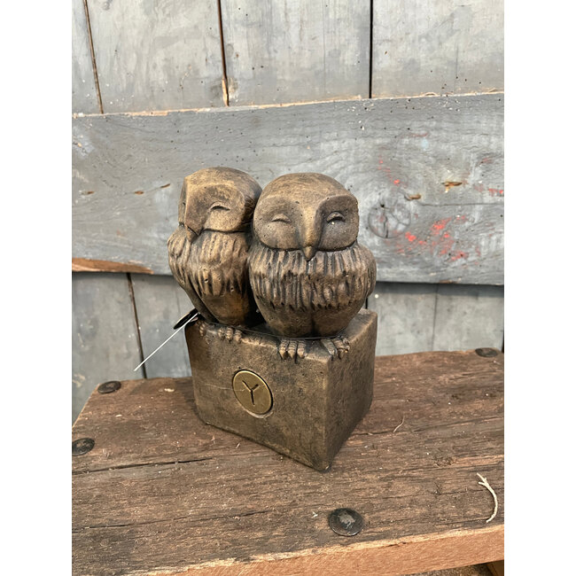 ## wordt niet verzonden - Two Owls At A Statue Majestic Brown D.14 H.18