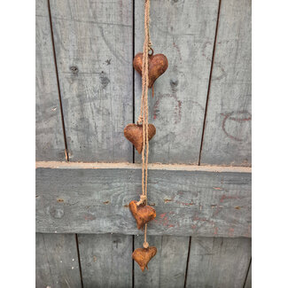 # Hanger met roestige hartjes - 70 cm
