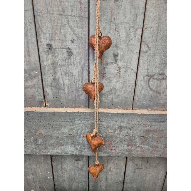 # Hanger met roestige hartjes - 70 cm