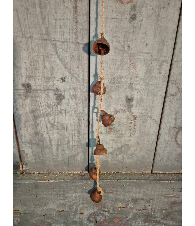 Hanger met kleinere roestige belletjes - 50 cm