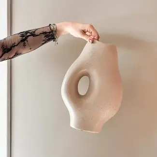 ## wordt niet verzonden - Aardewerk donut vaas organisch zand	23x11x33,5cm