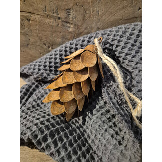 # Metalen dennenappel hanger S