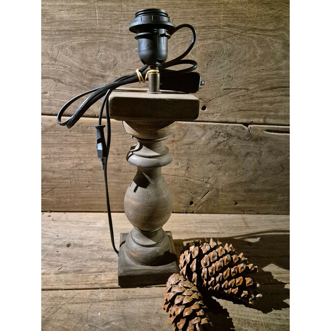 Houten lampvoet (220) per stuk- 11 x 11 x 30 cm (39 cm incl. fitting) - excl. kap