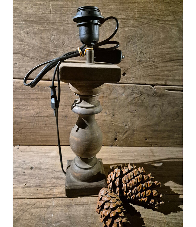 # Houten lampvoet (220) per stuk- 11 x 11 x 30 cm (39 cm incl. fitting) - excl. kap