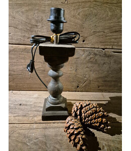 Houten lampvoet (225) per stuk- 10 x 10 x 26 cm (35 cm incl. fitting) - excl. kap