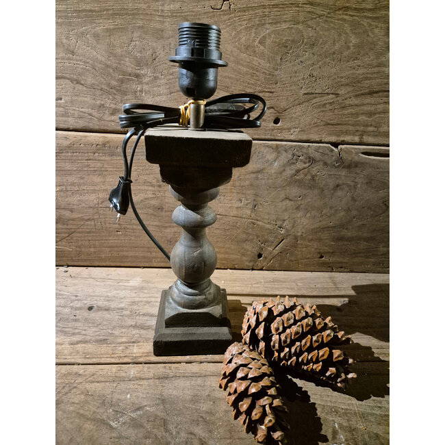 Houten lampvoet (225) per stuk- 10 x 10 x 26 cm (35 cm incl. fitting) - excl. kap