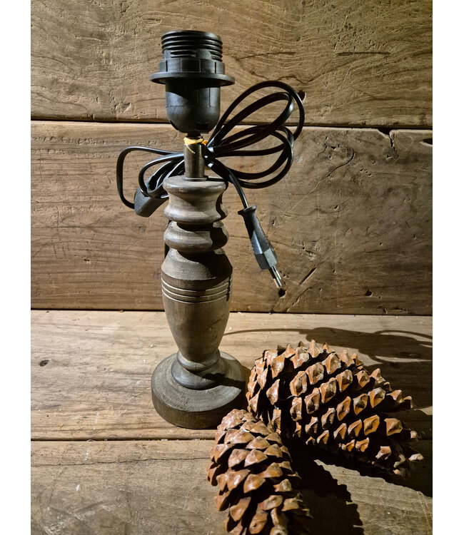 # Houten lampvoet (222) per stuk- 9 x 9 x 20 cm (29 cm incl. fitting) - excl. kap - kleur kan afwijken
