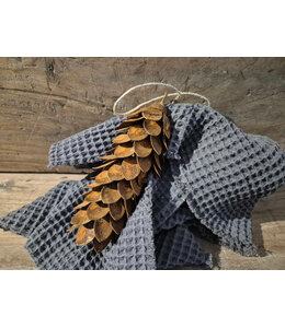 ## Metalen dennenappel hanger L