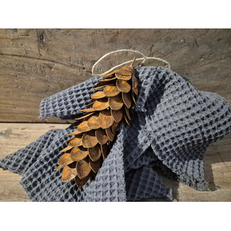 Metalen dennenappel hanger L