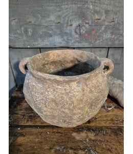 Pot met oren aardewerk Emmy S- ca. 24 x 22 x 17 cm