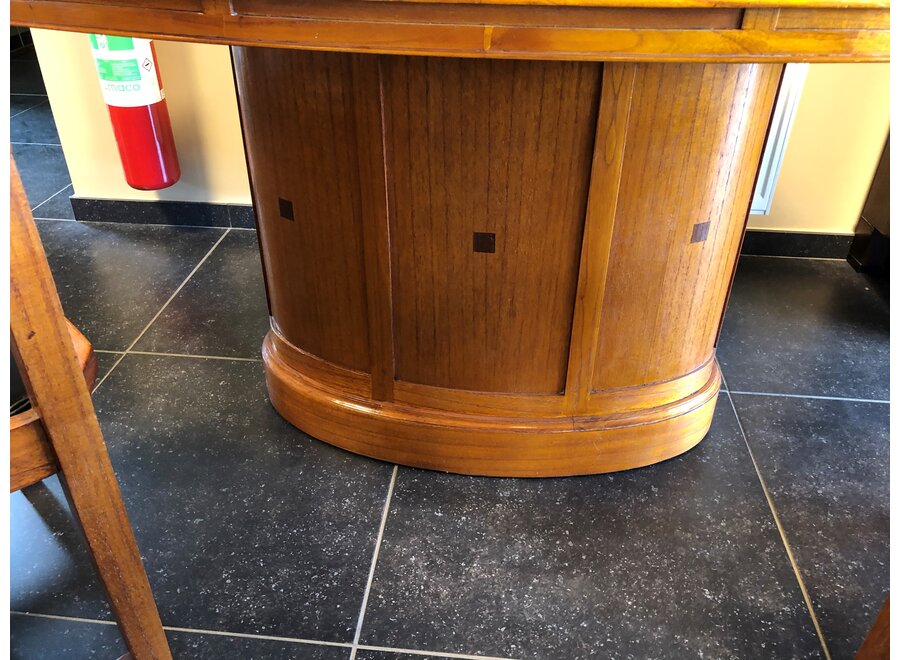 Ovale eettafel voor 4 in witte ceder (uitgevoerd in warme kleur van kerselaar)